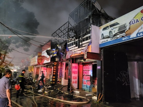 Cháy lớn tại 3 cửa hàng photocopy, thời trang, quảng cáo  ở Tây Hồ, Hà Nội ảnh 4