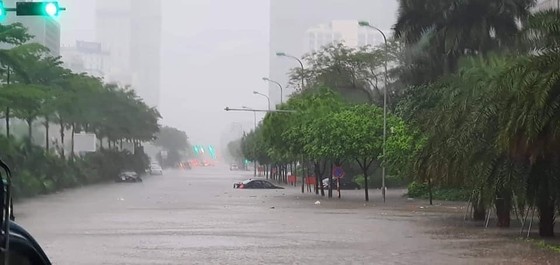 Hà Nội mưa như trút nước, nhiều nơi ngập sâu, xe cộ 'chôn chân' trên đường  ảnh 9