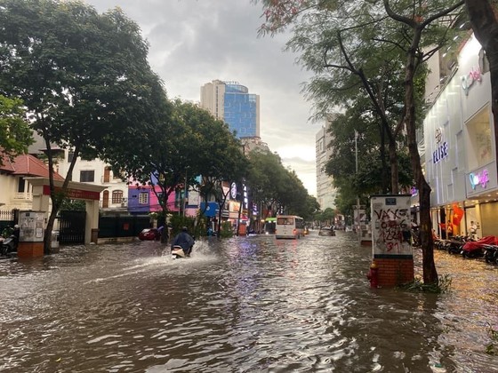 Hà Nội mưa như trút nước, nhiều nơi ngập sâu, xe cộ 'chôn chân' trên đường ảnh 10