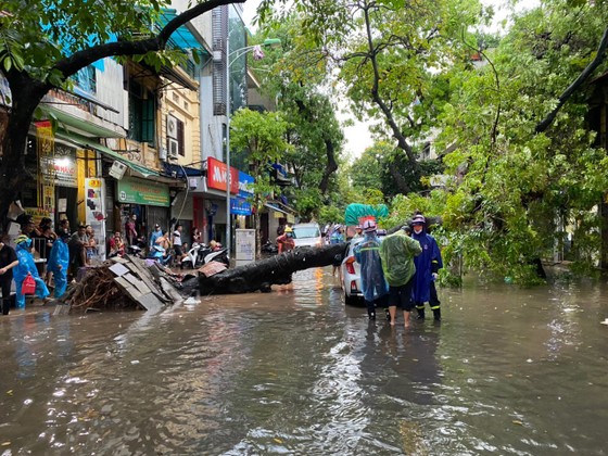 Hà Nội mưa như trút nước, nhiều nơi ngập sâu, xe cộ 'chôn chân' trên đường ảnh 7