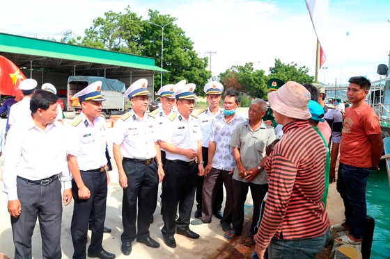 Thăm, khám sức khỏe cho gần 100 ngư dân tỉnh Ninh Thuận ảnh 1