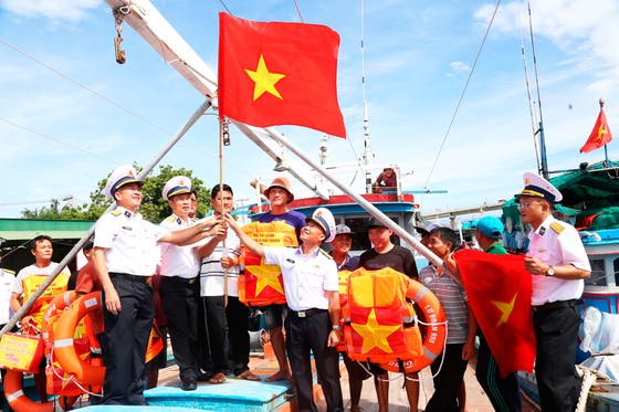 Thăm, khám sức khỏe cho gần 100 ngư dân tỉnh Ninh Thuận ảnh 2