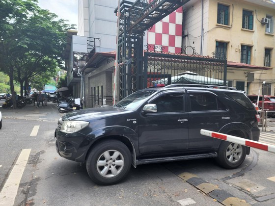 Xe công an xuất hiện tại trụ sở Bộ Y tế ảnh 1
