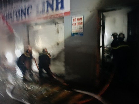 Hà Nội: Kịp thời cứu 4 người trong vụ cháy lúc rạng sáng ảnh 2