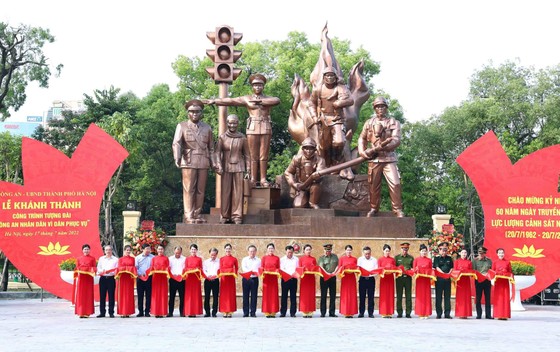Bộ Công an khánh thành tượng đài 'Công an nhân dân vì dân phục vụ' ảnh 1