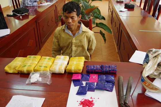 Bắt đối tượng vận chuyển 30.000 viên ma túy tổng hợp từ Lào vào Việt Nam ảnh 1