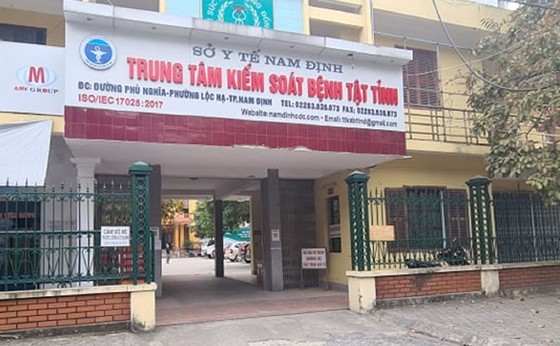 Bớt xén sinh phẩm bán cho Công ty Việt Á, 3 nhân viên CDC Nam Định bị khởi tố ảnh 1