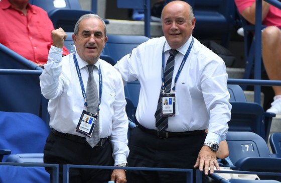 Chủ tịch FFT Bernard Giudicelli (phải) quyết định không trao suất wild-card cho Maria Sharapova