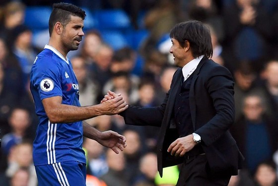 Conte và Costa và cái bắt tay nồng ấm trong quá khứ