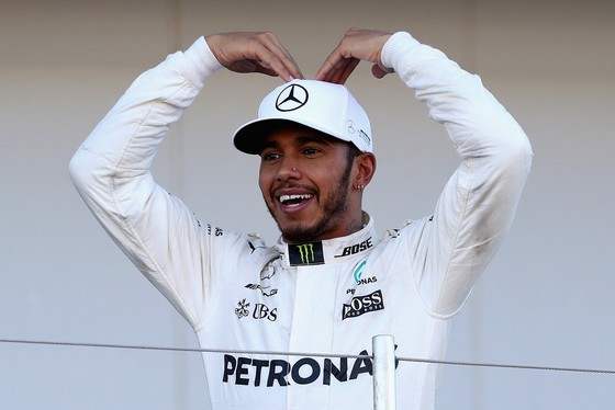 Lewis Hamilton đã tiến một bước dài đến ngôi vô địch