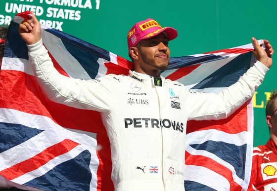 Lewis Hamilton ăn mừng chiến thắng thứ 9 trong mùa