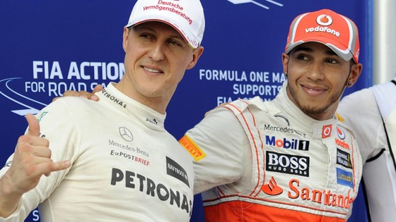 Lewis Hamilton (phải) và Michael Schumacher