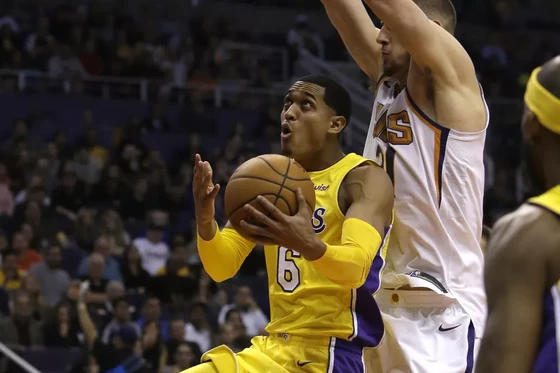Jordan Clarkson tỏa sáng giúp Lakers chấm dứt chuỗi trận thất bại