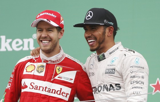 Lewis Hamilton (phải) và Sebastian Vettel