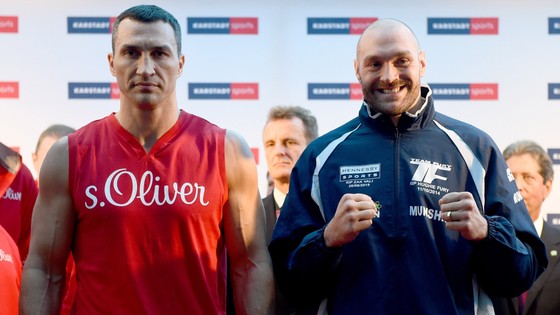 Tyson Fury (phải) trước trận đấu với Vladimir Klitschko hồi năm 2015