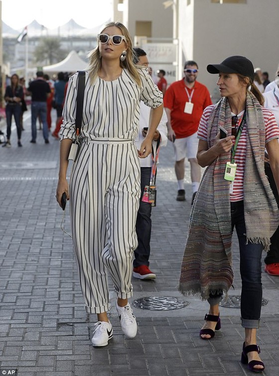 Sharapova rạng rỡ và thời trang ở Abu Dhabi Grand Prix ảnh 1
