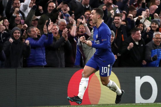 Eden Hazard ăn mừng sau khi giúp Chelsea có bàn gỡ hòa