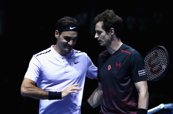 Murray (phải) và Federer ở sự kiện giao hữu tại Glasgow