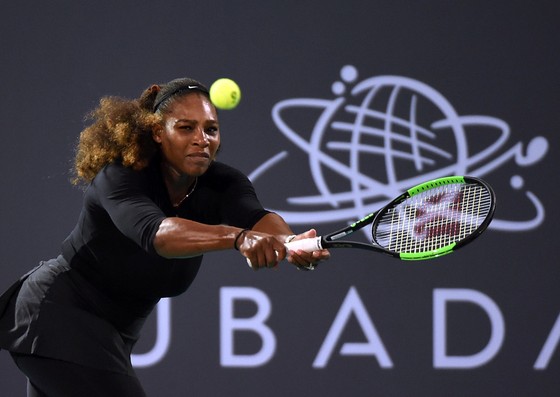 Serena Williams trong trận đấu giao hữu ở Abu Dhabi