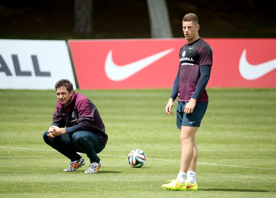 Lampard (trái) luôn quan tâm đến đàn em ở tuyển Anh là Barkley