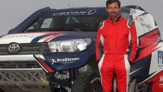 Gặp tai nạn ở giải Dakar Rally, cựu HLV Chelsea phải nhập viện ảnh 1