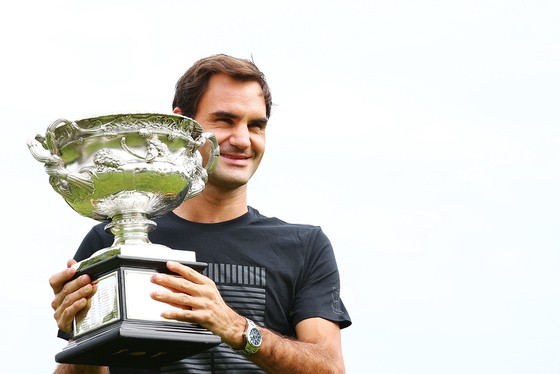Roger Federer khoe chiếc cúp vô địch Australian Open 2018