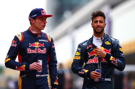 Ricciardo (phải) và Verstappen
