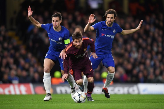 Fabregas và Azpilicueta trong một pha kèm cặp Messi