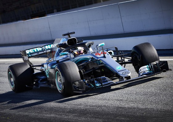Đua xe F1: Hamilton nhắn nhủ Verstappen: “Muốn vô địch hả? Chờ đi cưng” ảnh 1