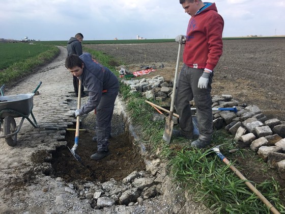 Xe đạp: Đường đua “địa ngục” ở Paris-Roubaix ngổn ngang như chiến trường ảnh 3