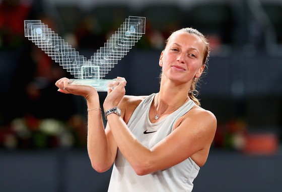 Petra Kvitova giương cao chiếc cúp vô địch Mutua Madrid Open