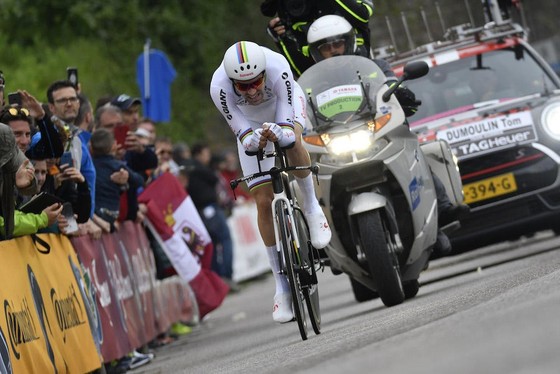 Giro d’Italia 2018: Dennis thắng chặng cá nhân tính giờ, Dumoulin thu ngắn khoảng cách ảnh 2