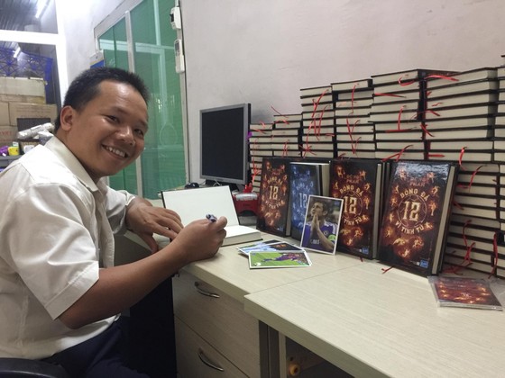 Tác giả Dũng Phan và cuốn sách "Bóng đá - 12 vì tinh tú"