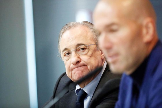 Perez buồn bã nhìn Zidane ra đi.