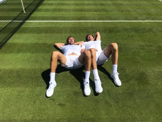 Khoảnh khắc cuối tuần: Federer chơi đùa với 2 con trai sinh đôi, Wozniacki lên ngôi ở Eastbourne ảnh 12