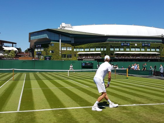 Khoảnh khắc cuối tuần: Federer chơi đùa với 2 con trai sinh đôi, Wozniacki lên ngôi ở Eastbourne ảnh 13