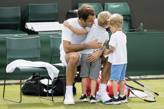 Khoảnh khắc cuối tuần: Federer chơi đùa với 2 con trai sinh đôi, Wozniacki lên ngôi ở Eastbourne ảnh 1