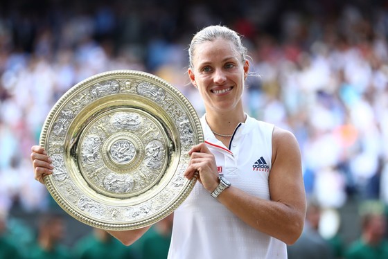 Angelique Kerber và chiếc đĩa bạc danh hiệu Wimbledon