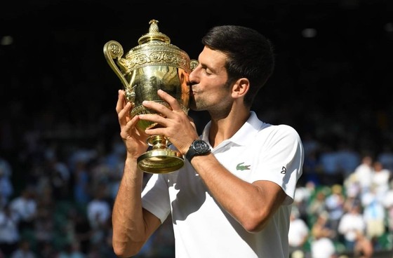Novak Djokovic hôn chiếc cúp vô địch Wimbledon