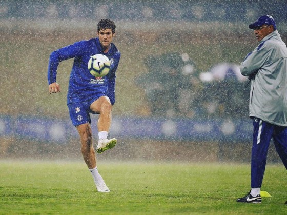 Gianfranco Zola: Sarri cần có thời gian ở Chelsea ảnh 1