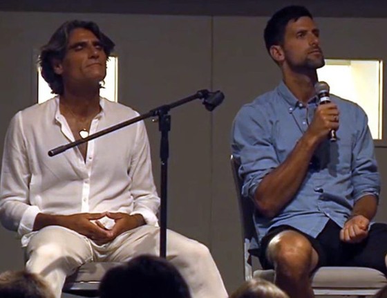 Pepe Imaz (trái) và Novak Djokovic trong một buổi thảo luận mang đậm chất tâm linh