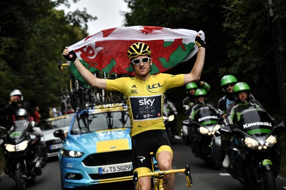 Geraint Thomas giương cao quốc kỳ xứ Wales sau khi thắng Áo vàng Tour de France