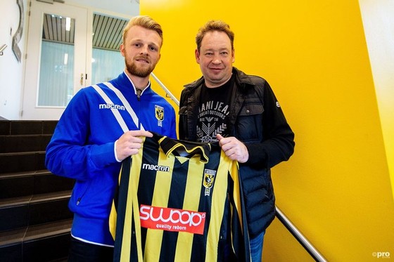 Leonid Slutsky bên cạnh một bản hợp đồng mới của Vitesse