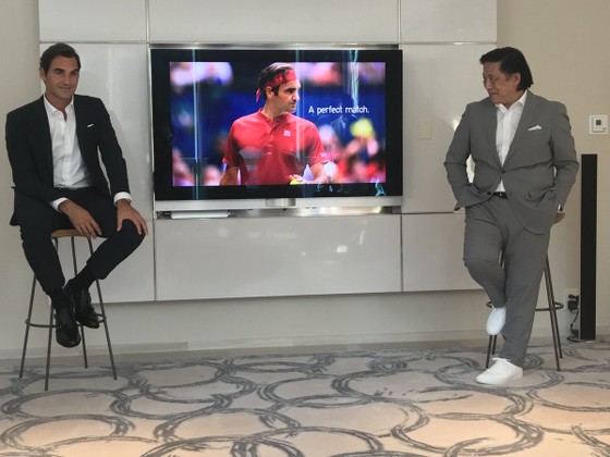 Federer (phải) trong buổi giới thiệu trang phục toàn đỏ của Uniqlo mà anh sẽ sử dụng ở US Open