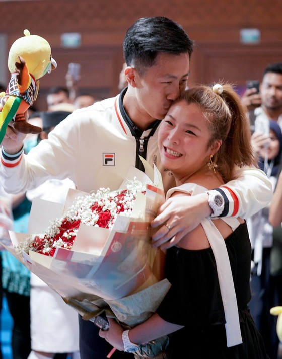 Đấu kiếm: Kiếm thủ Hồng Kông cầu hôn bạn gái sau khi giành HCĐ ảnh 2