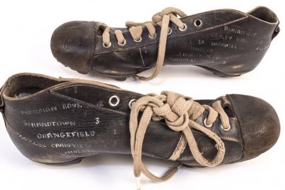 BÊN LỀ: Câu chuyện cảm động về đôi giày “quý hơn vàng” của George Best ảnh 1