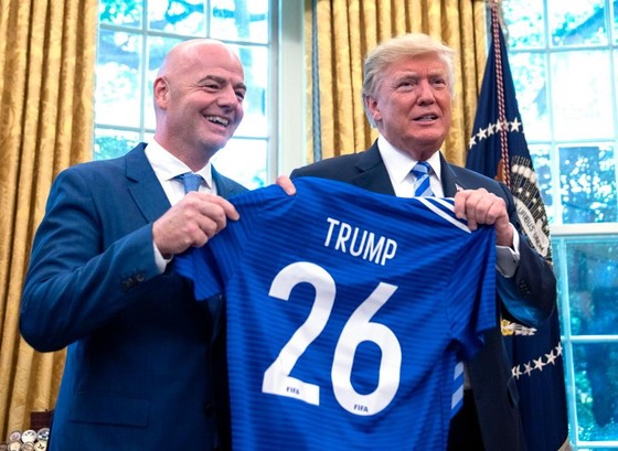 BÊN LỀ: Tổng thống Donald Trump được Chủ tịch FIFA tặng… thẻ đỏ ảnh 1