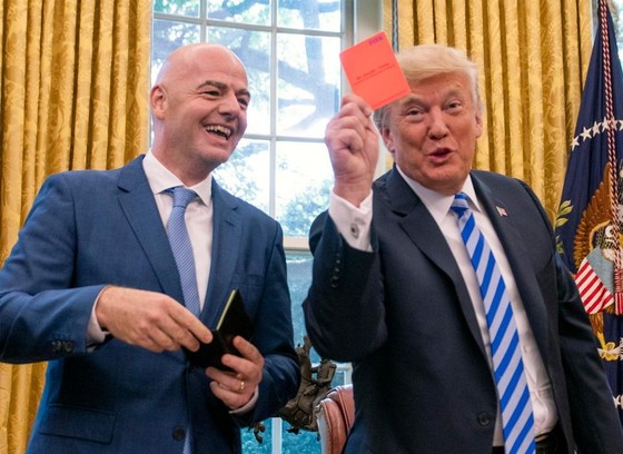 Tổng thống Trump khoe chiếc thẻ đỏ mà ông được nhận từ Chủ tịch Gianni Infantino
