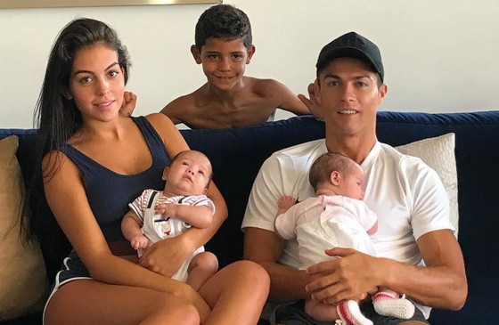 BÊN LỀ: Sợ trộm, Ronaldo yêu cầu Juve cấp thêm vệ sĩ ảnh 1