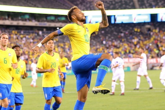 BÊN LỀ: Neymar bị đối thủ và… trọng tài TROLL ngay trên sân ảnh 1